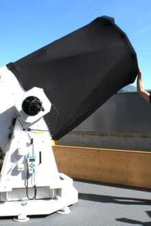 José de Queiroz ao pé do telescópio que descobriu o asteroide